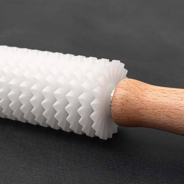 Zigzag Edge Spaghetti Rolling Pin with Plastic Blades - Thickness of Pasta Strips 0.5cm