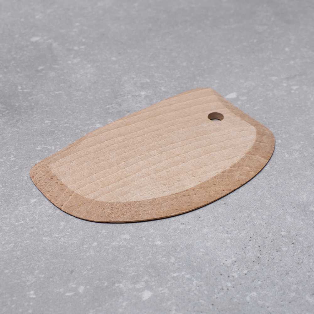 https://www.italiancookshop.com/cdn/shop/products/curved-wooden-dough-scraper-cutter-2.jpg?v=1658590201