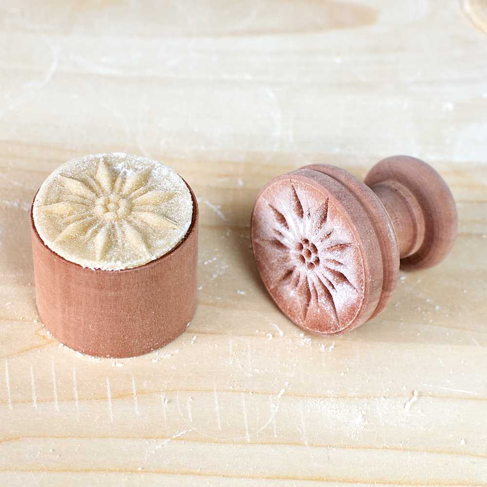 https://www.italiancookshop.com/cdn/shop/products/edelweiss-alpine-flower-corzetti-pasta-stamp.jpg?v=1650963771