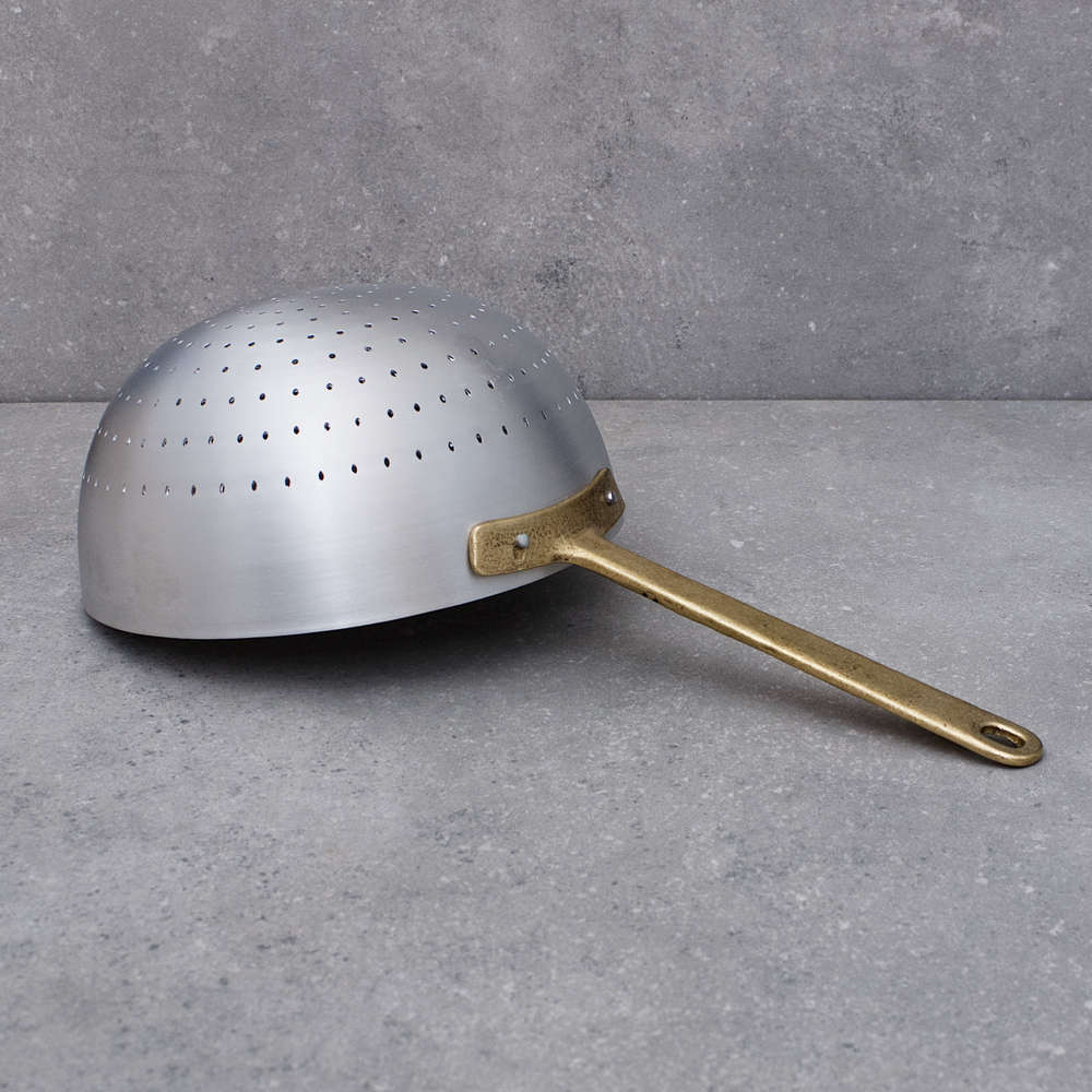 Metal single handle colander