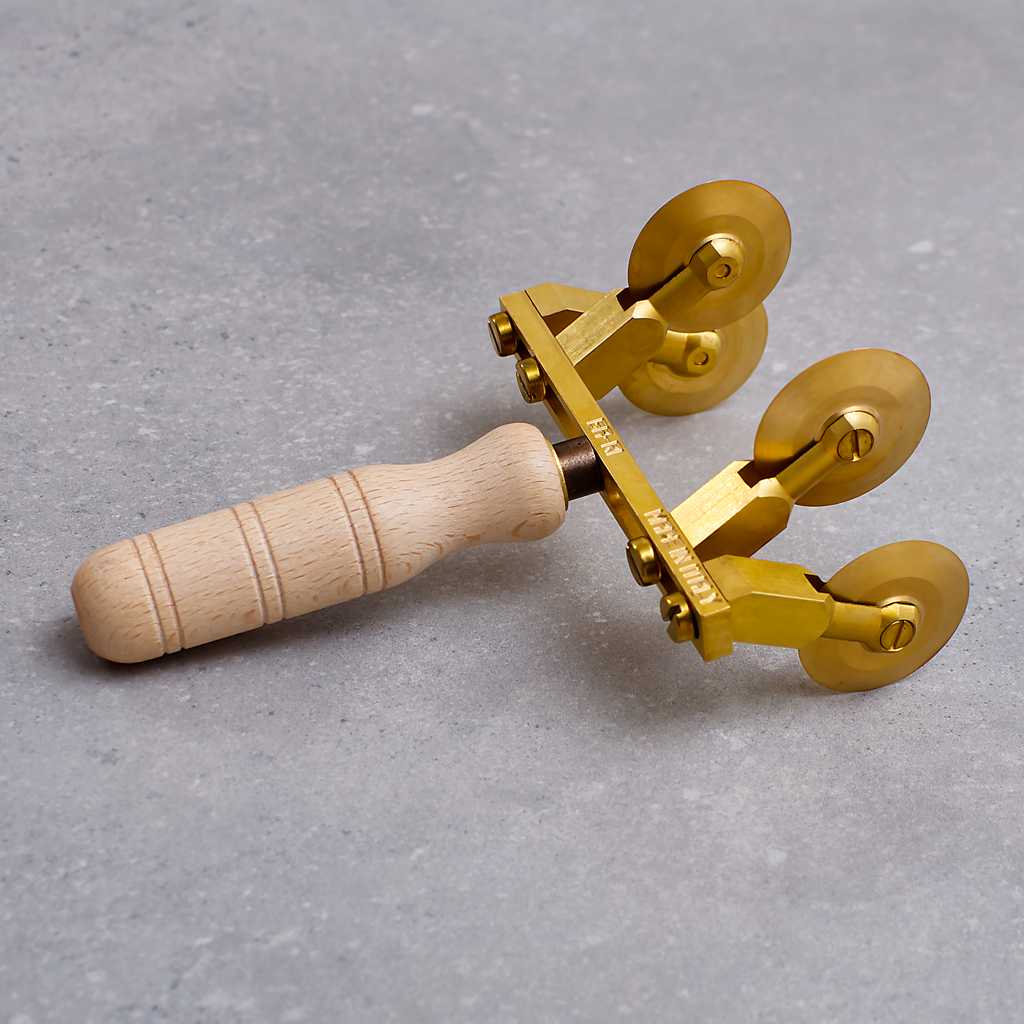 Brass rolling cutter for cutting and sealing Pasta with smooth blade