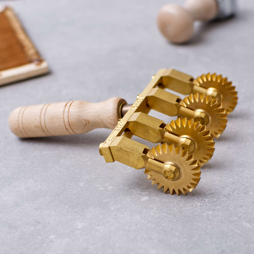 https://www.italiancookshop.com/cdn/shop/products/professional-brass-festooned-4-wheel-adjustable-pasta-pastry-cutter-1.jpg?v=1679999823