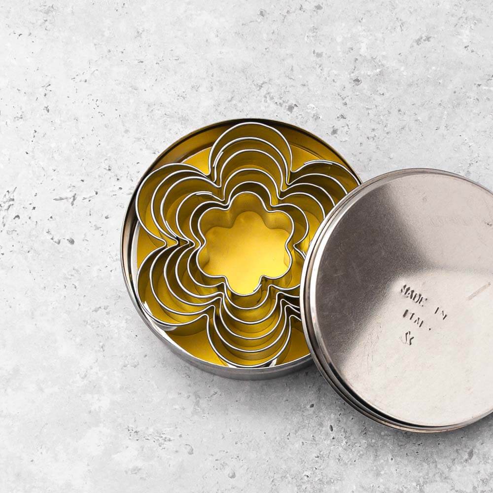 Set Da 6 Stampini Per Biscotti A Forma Di Fiore In Latta - Tagliapasta Per Torte E Decorazioni, Confezione In Scatola Da 10 Cm