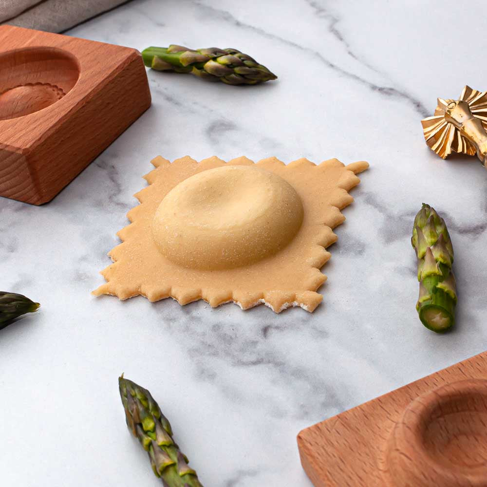 https://www.italiancookshop.com/cdn/shop/products/wooden-italian-single-ravioli-pasta-mould-doughnut-4.jpg?v=1670080417